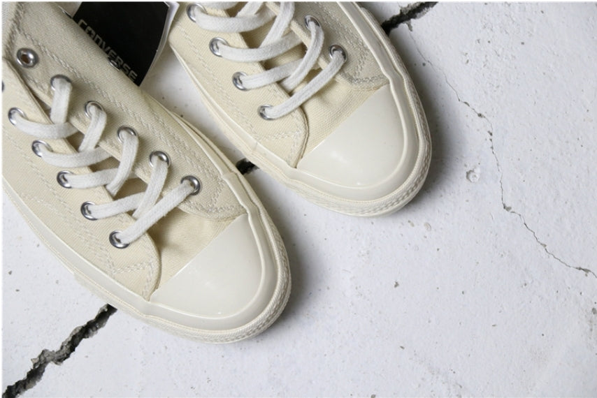 Les baskets Converse allient style intemporel et confort. Leur design emblématique avec la célèbre étoile et la silhouette classique en font un choix incontournable pour les amateurs de mode.