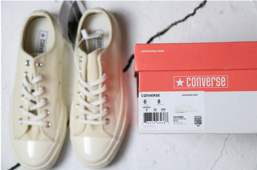 Les baskets Converse allient style intemporel et confort. Leur design emblématique avec la célèbre étoile et la silhouette classique en font un choix incontournable pour les amateurs de mode.