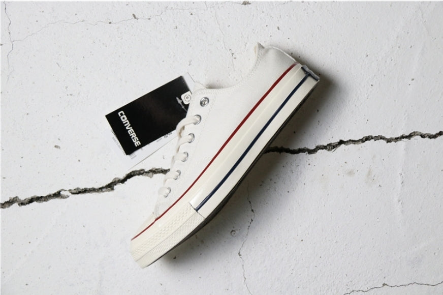 Les baskets Converse allient style intemporel et confort. Leur design emblématique avec la célèbre étoile et la silhouette classique en font un choix incontournable pour les amateurs de mode.