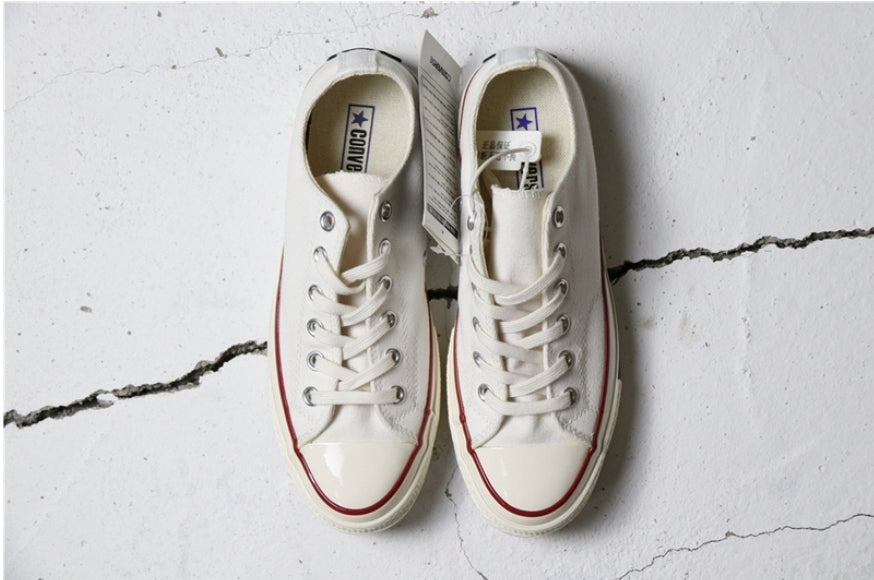Les baskets Converse allient style intemporel et confort. Leur design emblématique avec la célèbre étoile et la silhouette classique en font un choix incontournable pour les amateurs de mode.