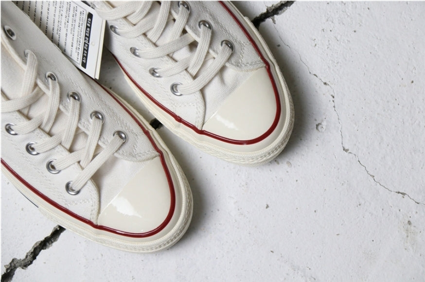 Les baskets Converse allient style intemporel et confort. Leur design emblématique avec la célèbre étoile et la silhouette classique en font un choix incontournable pour les amateurs de mode.