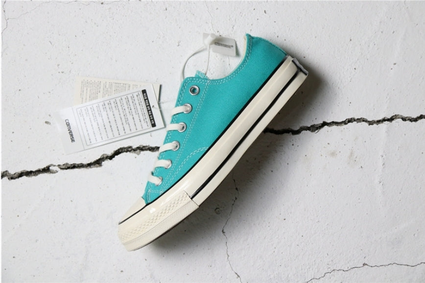 Les baskets Converse allient style intemporel et confort. Leur design emblématique avec la célèbre étoile et la silhouette classique en font un choix incontournable pour les amateurs de mode.