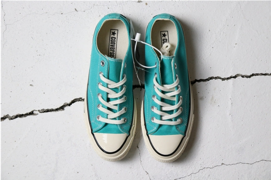 Les baskets Converse allient style intemporel et confort. Leur design emblématique avec la célèbre étoile et la silhouette classique en font un choix incontournable pour les amateurs de mode.