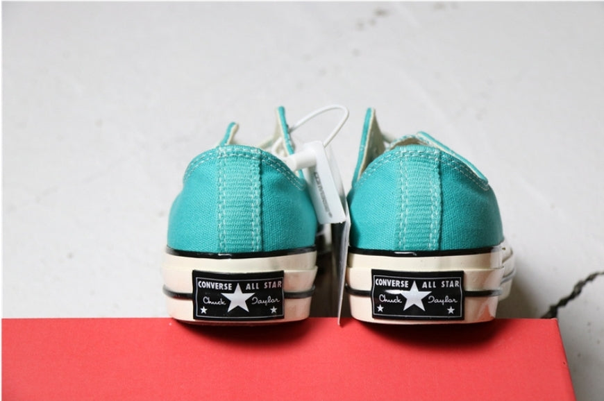 Les baskets Converse allient style intemporel et confort. Leur design emblématique avec la célèbre étoile et la silhouette classique en font un choix incontournable pour les amateurs de mode.