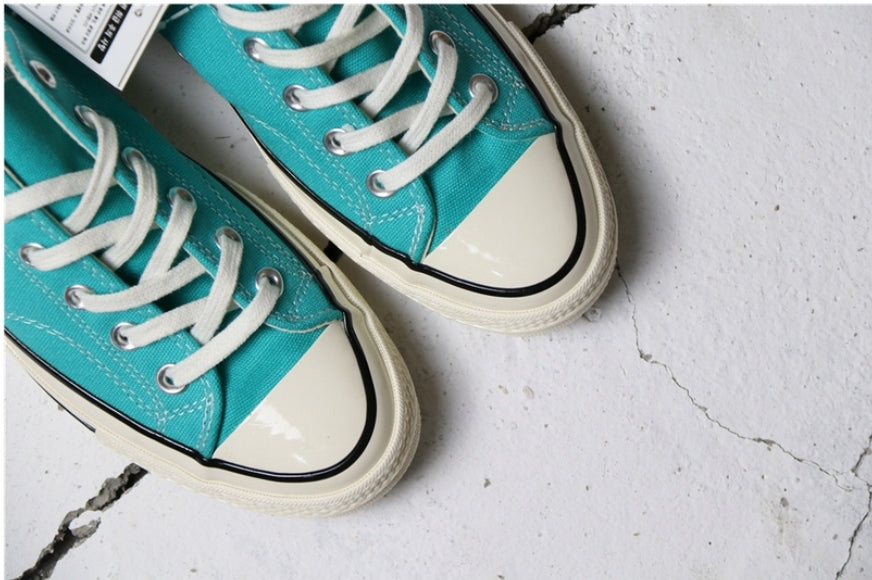 Les baskets Converse allient style intemporel et confort. Leur design emblématique avec la célèbre étoile et la silhouette classique en font un choix incontournable pour les amateurs de mode.