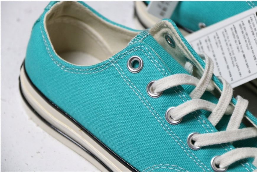 Les baskets Converse allient style intemporel et confort. Leur design emblématique avec la célèbre étoile et la silhouette classique en font un choix incontournable pour les amateurs de mode.