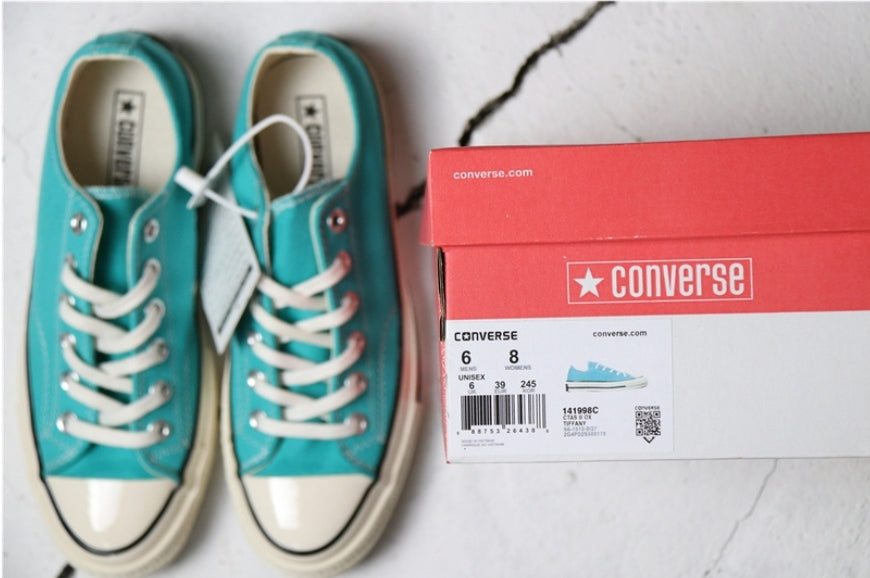 Les baskets Converse allient style intemporel et confort. Leur design emblématique avec la célèbre étoile et la silhouette classique en font un choix incontournable pour les amateurs de mode.
