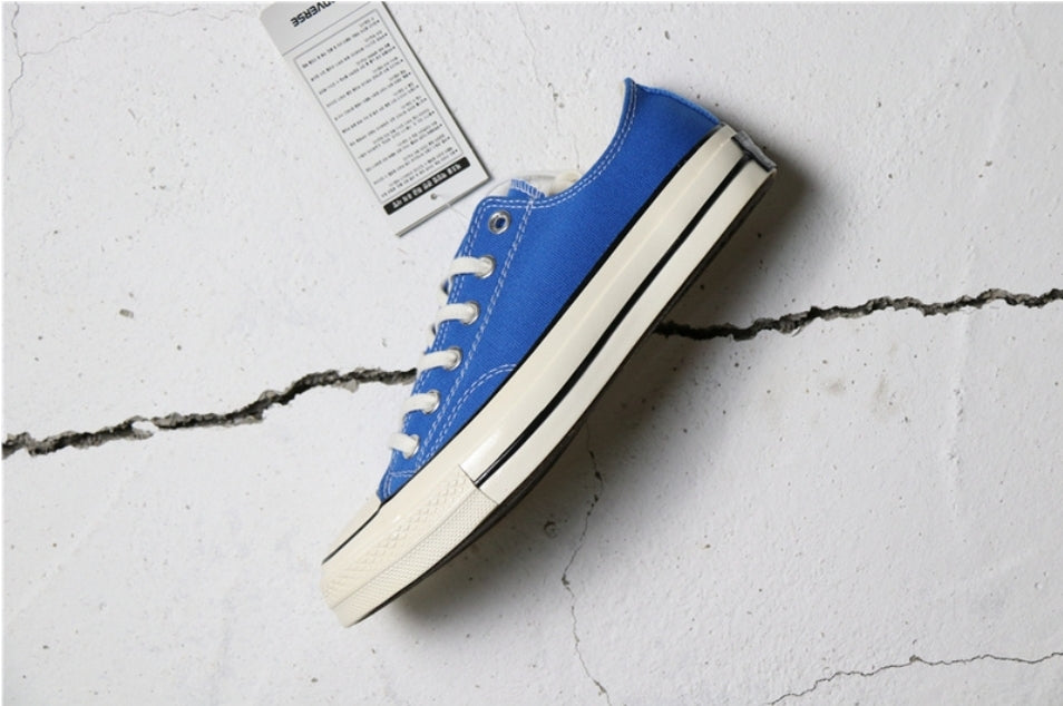Les baskets Converse allient style intemporel et confort. Leur design emblématique avec la célèbre étoile et la silhouette classique en font un choix incontournable pour les amateurs de mode.