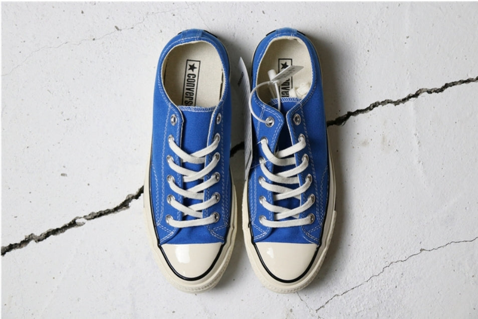 Les baskets Converse allient style intemporel et confort. Leur design emblématique avec la célèbre étoile et la silhouette classique en font un choix incontournable pour les amateurs de mode.