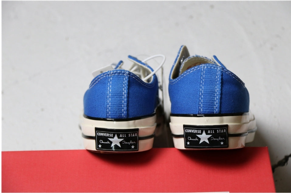 Les baskets Converse allient style intemporel et confort. Leur design emblématique avec la célèbre étoile et la silhouette classique en font un choix incontournable pour les amateurs de mode.