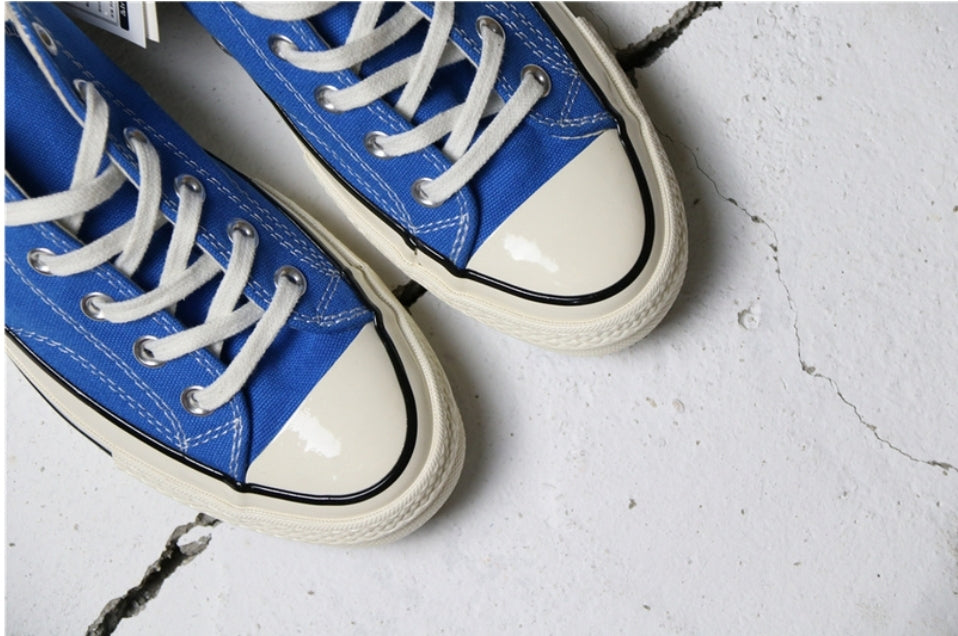 Les baskets Converse allient style intemporel et confort. Leur design emblématique avec la célèbre étoile et la silhouette classique en font un choix incontournable pour les amateurs de mode.