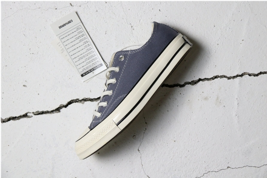 Les baskets Converse allient style intemporel et confort. Leur design emblématique avec la célèbre étoile et la silhouette classique en font un choix incontournable pour les amateurs de mode.