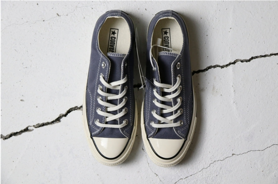 Les baskets Converse allient style intemporel et confort. Leur design emblématique avec la célèbre étoile et la silhouette classique en font un choix incontournable pour les amateurs de mode.