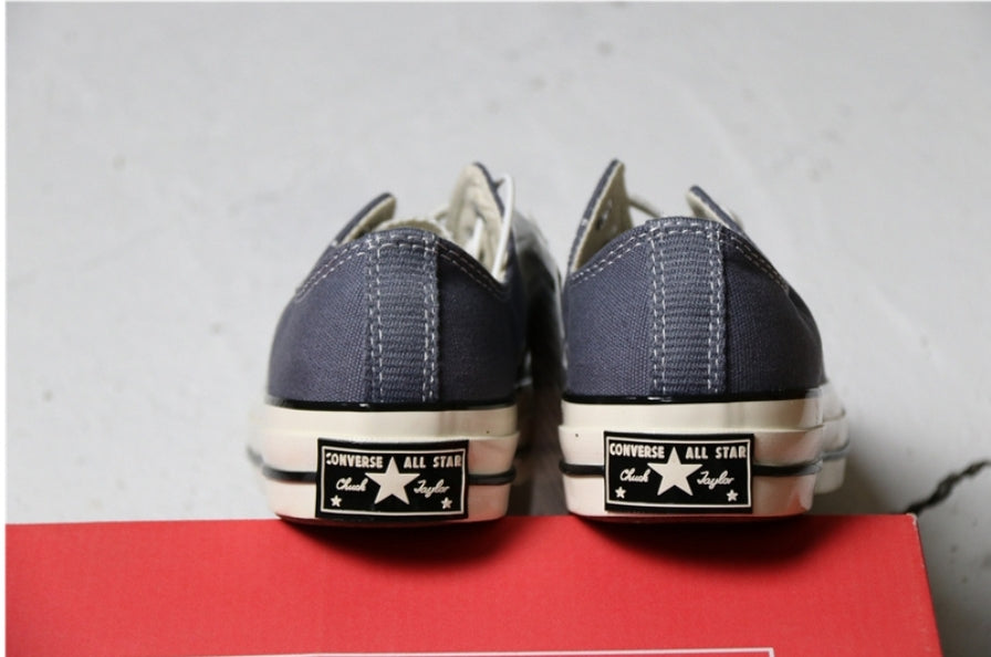 Les baskets Converse allient style intemporel et confort. Leur design emblématique avec la célèbre étoile et la silhouette classique en font un choix incontournable pour les amateurs de mode.