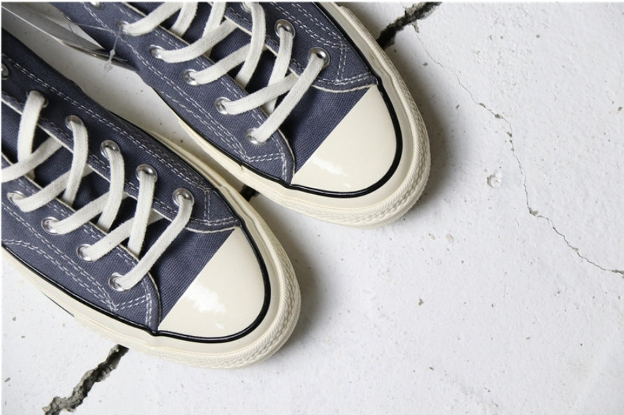 Les baskets Converse allient style intemporel et confort. Leur design emblématique avec la célèbre étoile et la silhouette classique en font un choix incontournable pour les amateurs de mode.
