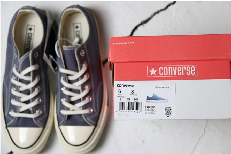 Les baskets Converse allient style intemporel et confort. Leur design emblématique avec la célèbre étoile et la silhouette classique en font un choix incontournable pour les amateurs de mode.