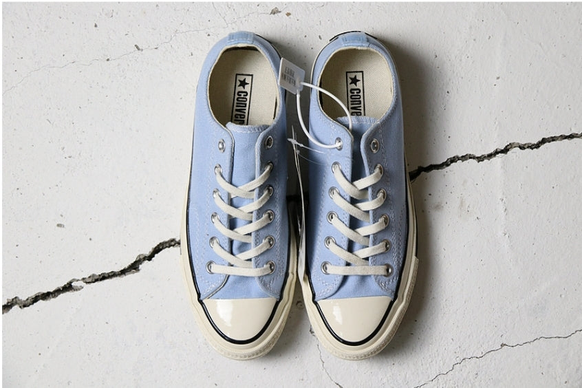 Les baskets Converse allient style intemporel et confort. Leur design emblématique avec la célèbre étoile et la silhouette classique en font un choix incontournable pour les amateurs de mode.