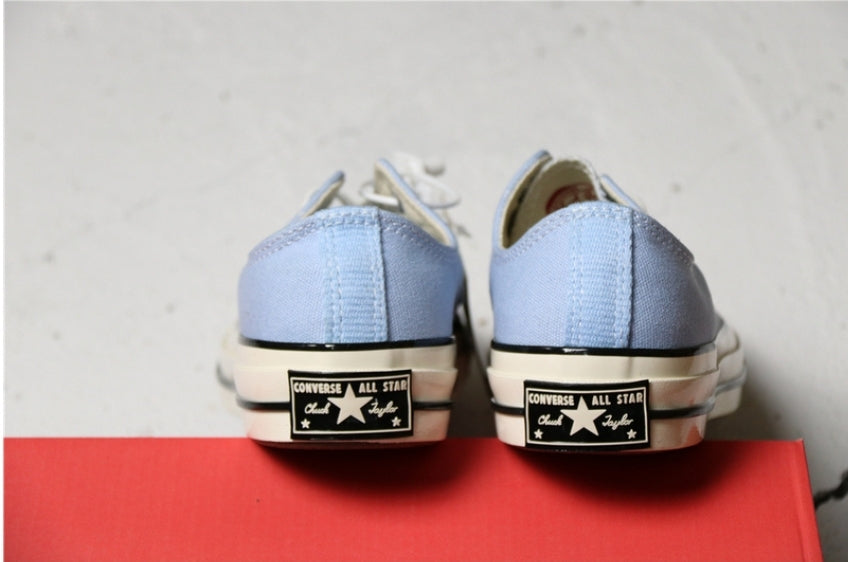 Les baskets Converse allient style intemporel et confort. Leur design emblématique avec la célèbre étoile et la silhouette classique en font un choix incontournable pour les amateurs de mode.