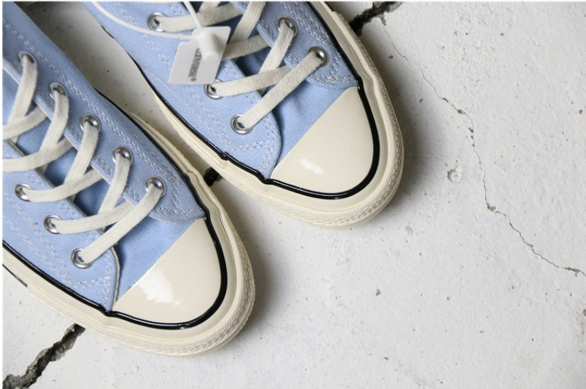 Les baskets Converse allient style intemporel et confort. Leur design emblématique avec la célèbre étoile et la silhouette classique en font un choix incontournable pour les amateurs de mode.