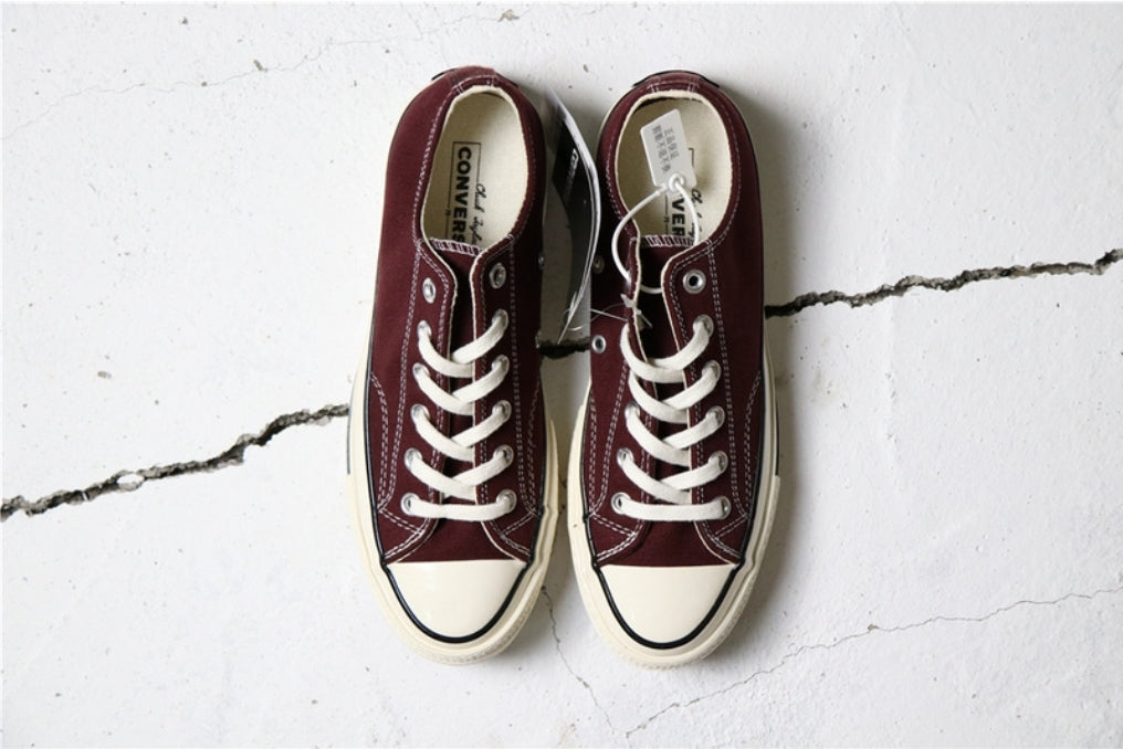 Les baskets Converse allient style intemporel et confort. Leur design emblématique avec la célèbre étoile et la silhouette classique en font un choix incontournable pour les amateurs de mode.
