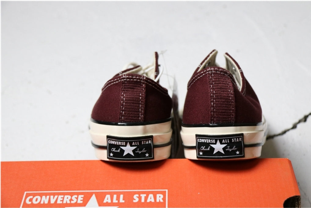 Les baskets Converse allient style intemporel et confort. Leur design emblématique avec la célèbre étoile et la silhouette classique en font un choix incontournable pour les amateurs de mode.