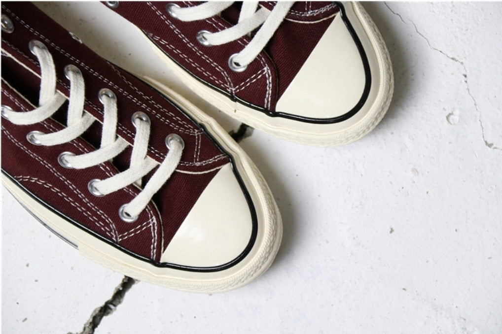 Les baskets Converse allient style intemporel et confort. Leur design emblématique avec la célèbre étoile et la silhouette classique en font un choix incontournable pour les amateurs de mode.