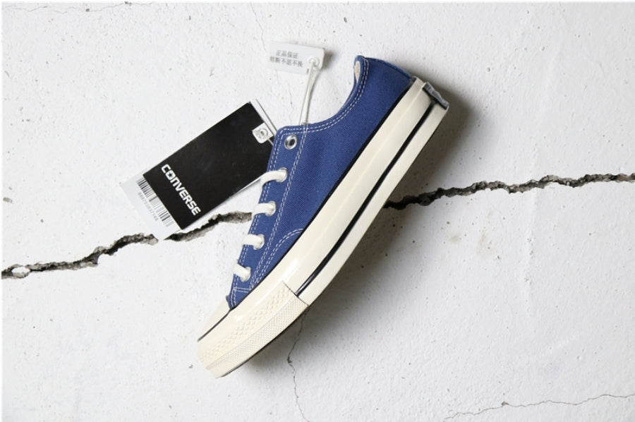 Les baskets Converse allient style intemporel et confort. Leur design emblématique avec la célèbre étoile et la silhouette classique en font un choix incontournable pour les amateurs de mode.
