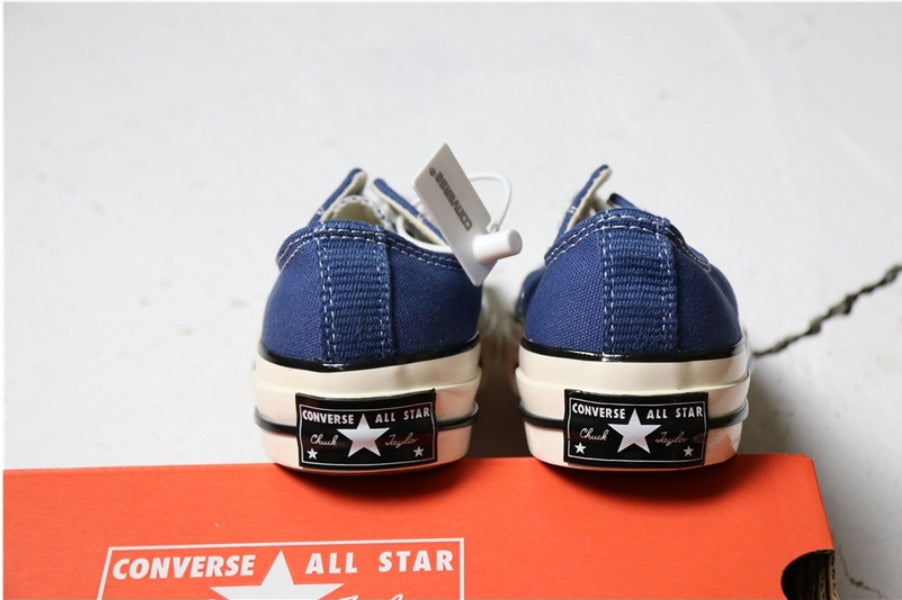 Les baskets Converse allient style intemporel et confort. Leur design emblématique avec la célèbre étoile et la silhouette classique en font un choix incontournable pour les amateurs de mode.
