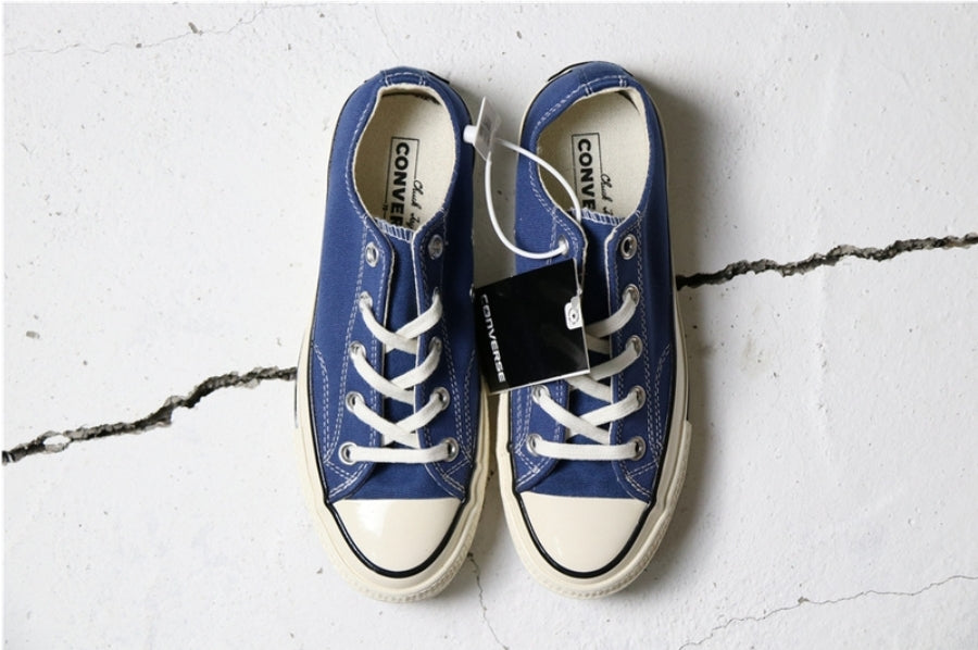 Les baskets Converse allient style intemporel et confort. Leur design emblématique avec la célèbre étoile et la silhouette classique en font un choix incontournable pour les amateurs de mode.