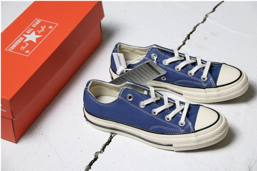 Les baskets Converse allient style intemporel et confort. Leur design emblématique avec la célèbre étoile et la silhouette classique en font un choix incontournable pour les amateurs de mode.