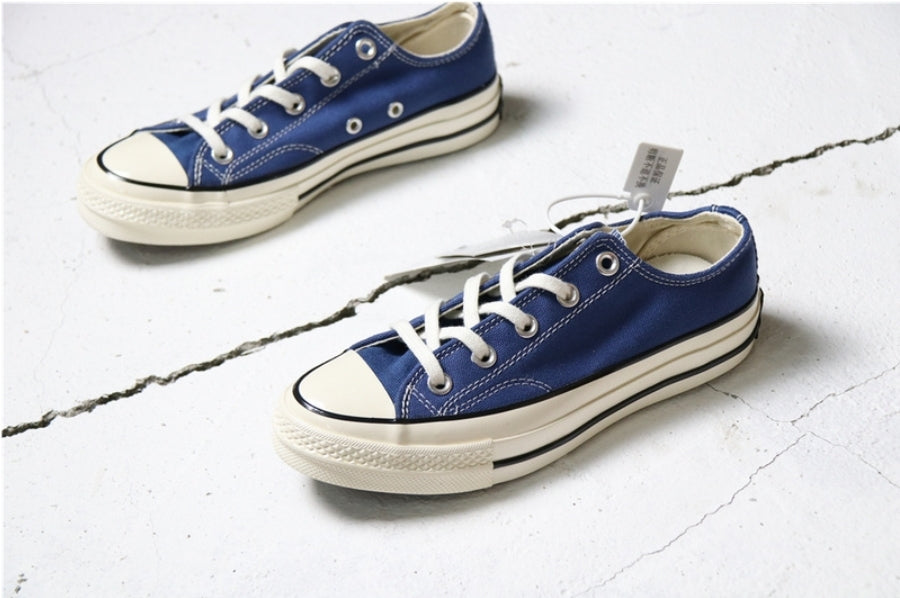 Les baskets Converse allient style intemporel et confort. Leur design emblématique avec la célèbre étoile et la silhouette classique en font un choix incontournable pour les amateurs de mode.