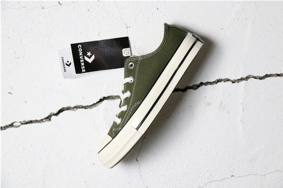 Les baskets Converse allient style intemporel et confort. Leur design emblématique avec la célèbre étoile et la silhouette classique en font un choix incontournable pour les amateurs de mode.
