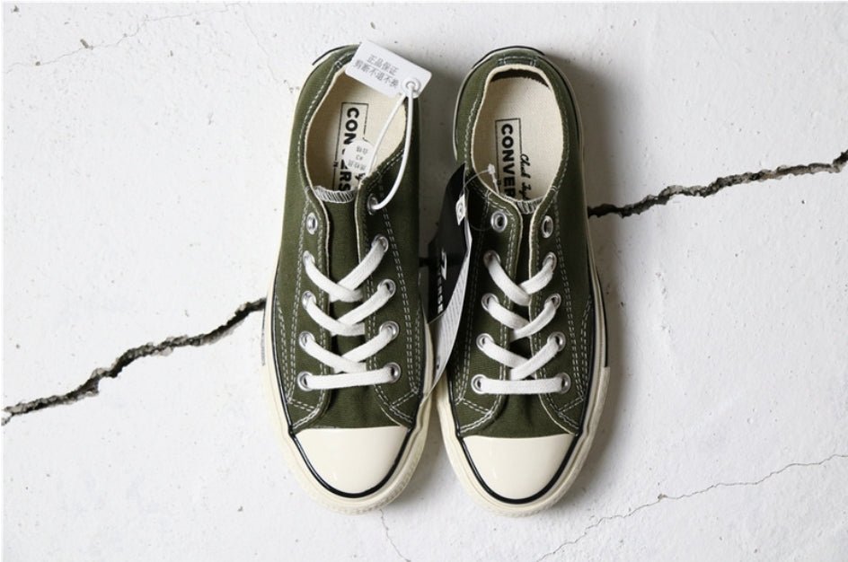 Les baskets Converse allient style intemporel et confort. Leur design emblématique avec la célèbre étoile et la silhouette classique en font un choix incontournable pour les amateurs de mode.