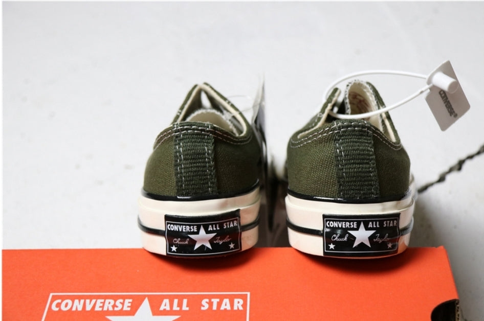 Les baskets Converse allient style intemporel et confort. Leur design emblématique avec la célèbre étoile et la silhouette classique en font un choix incontournable pour les amateurs de mode.