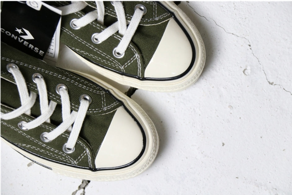 Les baskets Converse allient style intemporel et confort. Leur design emblématique avec la célèbre étoile et la silhouette classique en font un choix incontournable pour les amateurs de mode.