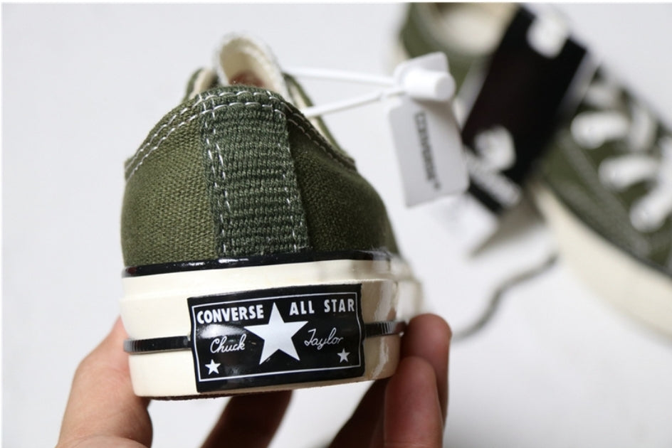 Les baskets Converse allient style intemporel et confort. Leur design emblématique avec la célèbre étoile et la silhouette classique en font un choix incontournable pour les amateurs de mode.