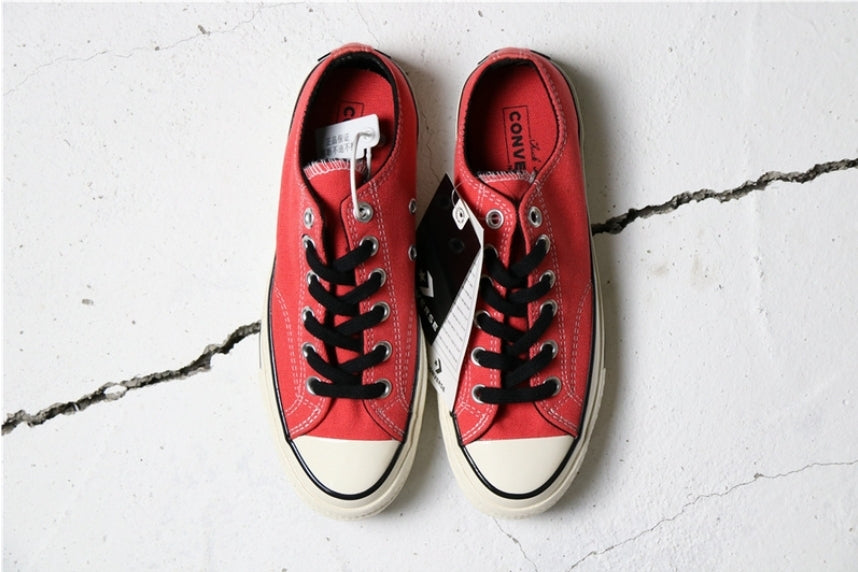 Les baskets Converse allient style intemporel et confort. Leur design emblématique avec la célèbre étoile et la silhouette classique en font un choix incontournable pour les amateurs de mode.