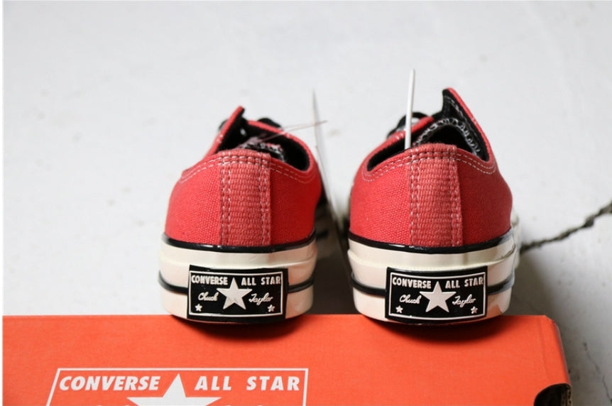 Les baskets Converse allient style intemporel et confort. Leur design emblématique avec la célèbre étoile et la silhouette classique en font un choix incontournable pour les amateurs de mode.