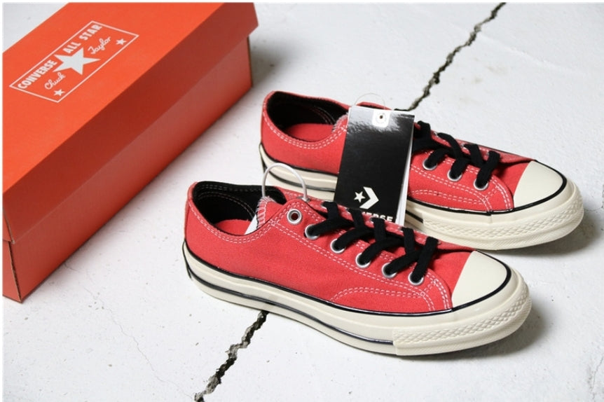 Les baskets Converse allient style intemporel et confort. Leur design emblématique avec la célèbre étoile et la silhouette classique en font un choix incontournable pour les amateurs de mode.