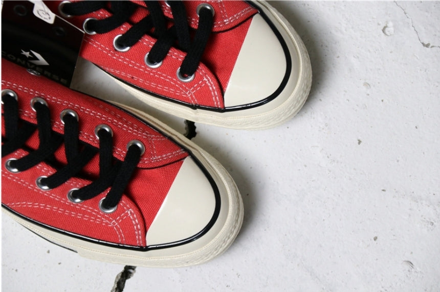 Les baskets Converse allient style intemporel et confort. Leur design emblématique avec la célèbre étoile et la silhouette classique en font un choix incontournable pour les amateurs de mode.