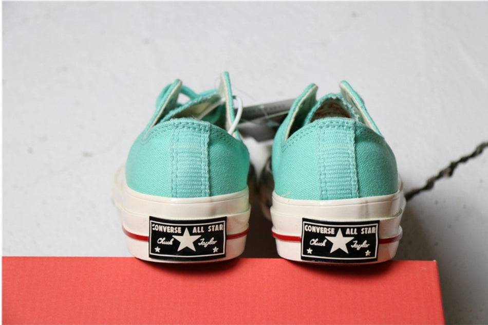 Les baskets Converse allient style intemporel et confort. Leur design emblématique avec la célèbre étoile et la silhouette classique en font un choix incontournable pour les amateurs de mode.