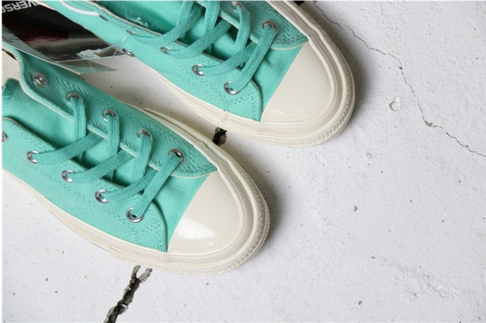 Les baskets Converse allient style intemporel et confort. Leur design emblématique avec la célèbre étoile et la silhouette classique en font un choix incontournable pour les amateurs de mode.