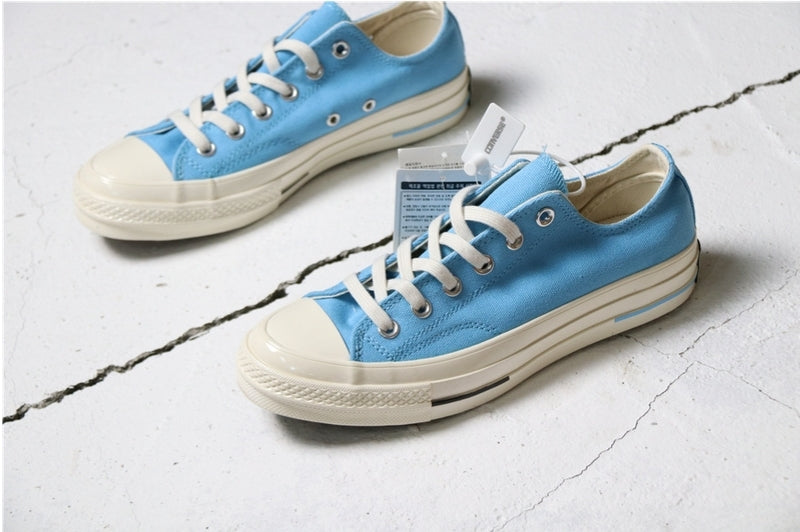 Les baskets Converse allient style intemporel et confort. Leur design emblématique avec la célèbre étoile et la silhouette classique en font un choix incontournable pour les amateurs de mode.