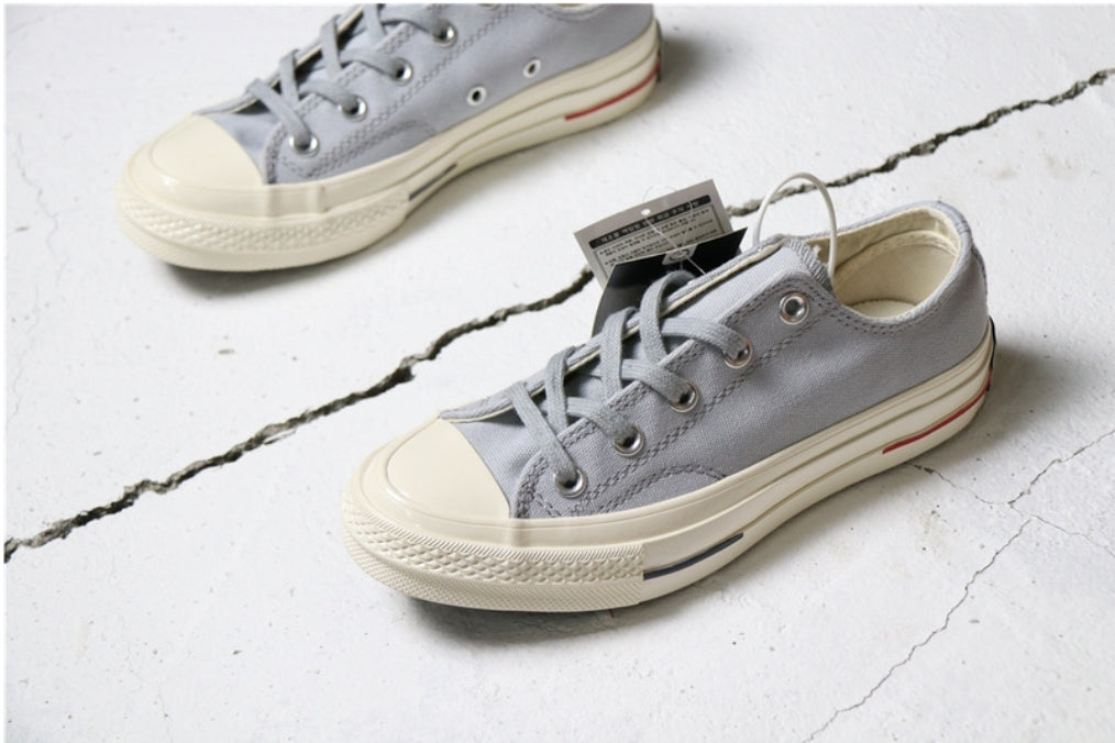 Les baskets Converse allient style intemporel et confort. Leur design emblématique avec la célèbre étoile et la silhouette classique en font un choix incontournable pour les amateurs de mode.