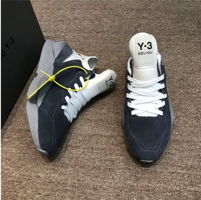 :Les baskets Adidas Y-3 combinent un style avant-gardiste à une performance haut de gamme.

Par ailleurs, leur design innovant et leur utilisation de matériaux de qualité en font un choix incontournable pour les passionnés de mode et les sportifs exigeants.