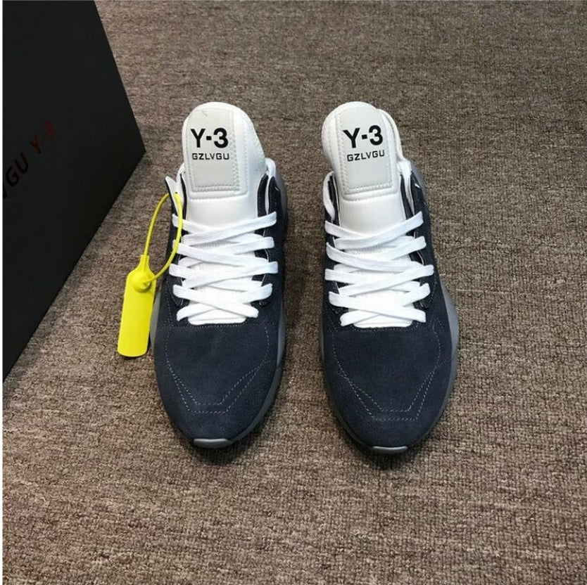 :Les baskets Adidas Y-3 combinent un style avant-gardiste à une performance haut de gamme.

Par ailleurs, leur design innovant et leur utilisation de matériaux de qualité en font un choix incontournable pour les passionnés de mode et les sportifs exigeants.