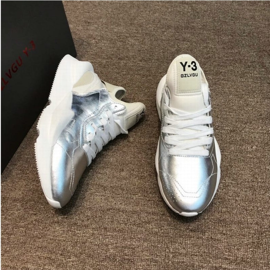 Les baskets Adidas Y-3 combinent un style avant-gardiste à une performance haut de gamme.

leur design innovant, pas cher. Le moins cher.