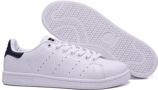 Premièrement : Les baskets adidas Stan Smith, emblématiques et intemporelles. symbolisent le style et la simplicité depuis leur lancement en 1965. 