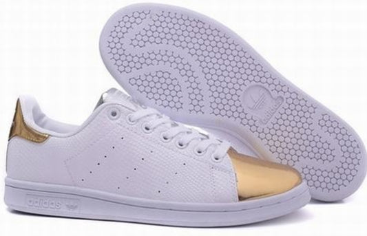 Premièrement : Les baskets adidas Stan Smith, emblématiques et intemporelles. symbolisent le style et la simplicité depuis leur lancement en 1965. 