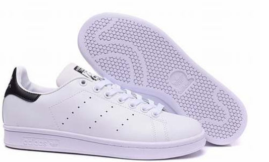 Premièrement : Les baskets adidas Stan Smith, emblématiques et intemporelles. symbolisent le style et la simplicité depuis leur lancement en 1965. 